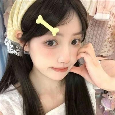 别惹那个抱玩偶的，她打架贼凶